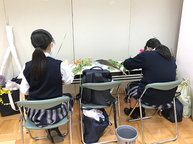 下生け会場で作品をいける生徒