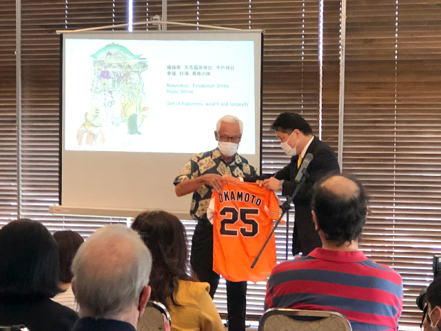 高橋市長からジャイアンツ岡本のユニフォームを贈呈