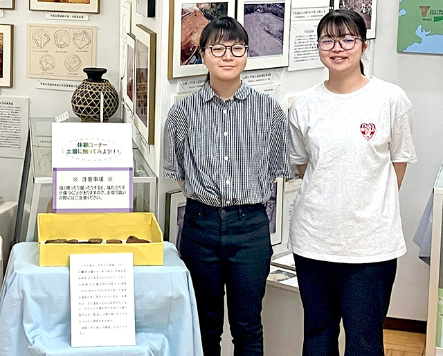 体験展示「土器にふれてみよう！」完成記念写真