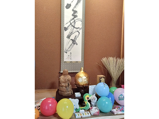 亀麿君に供えられたお菓子や玩具