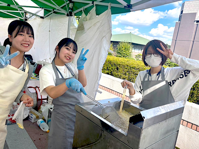 人気1位はコンソメ味でした！　蒸し暑くなったテントのなか、揚げ係が手際よく食欲をそそる色に揚げ、フレーバー係にポテトがわたる様子は職人技のようでした。