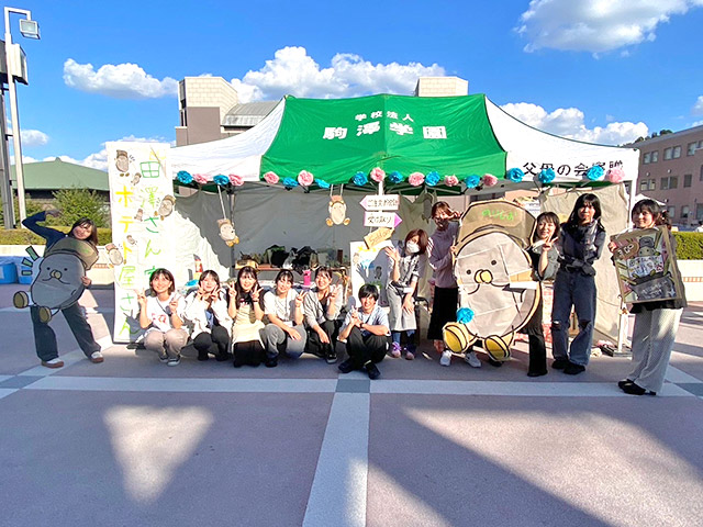 2日目の閉店後の様子です。笑顔で接客し、明るくお客さまを呼び込む姿がありました。大きく印刷されたポテふりくんは、写真スポットとしても活躍してくれました。