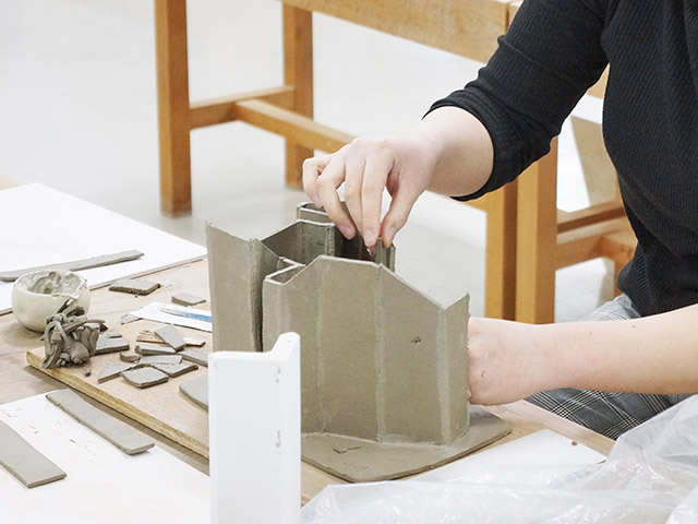タタラ技法で作品を作る様子
