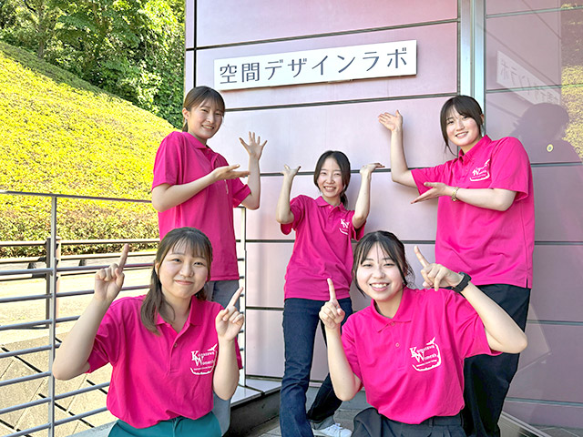 学生スタッフと一緒にインテリアプロダクトを体験してみよう!