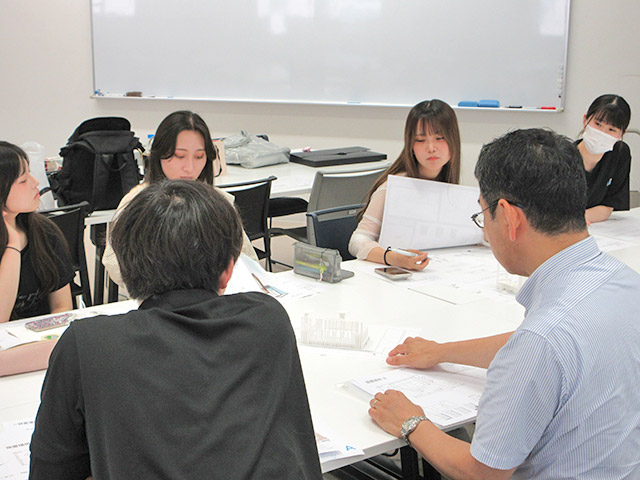 制作に協力いただく建設会社との打合せ
