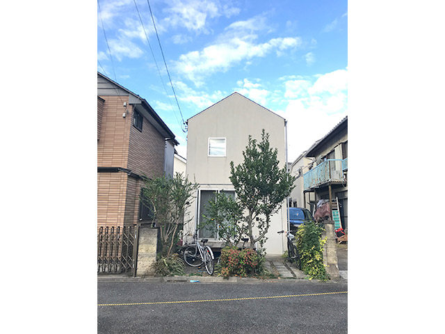 間口5Mほどの敷地に建つ住宅