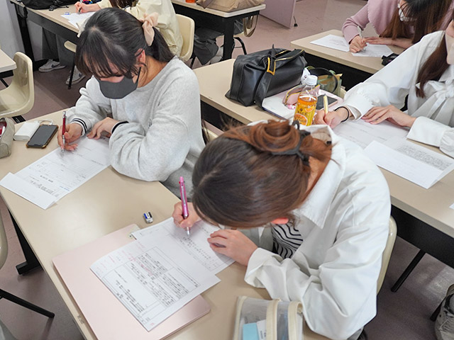 履歴書を作成している様子
