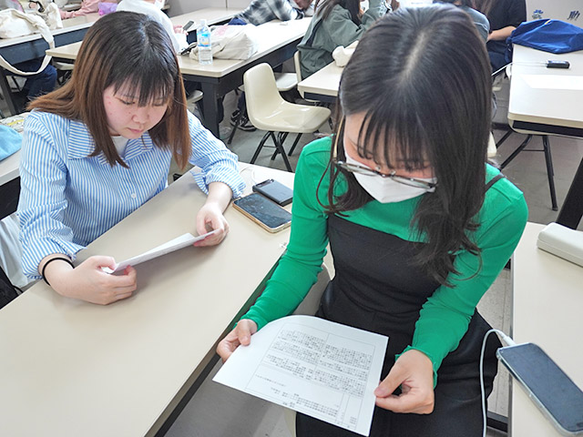 作成した履歴書を共有している様子