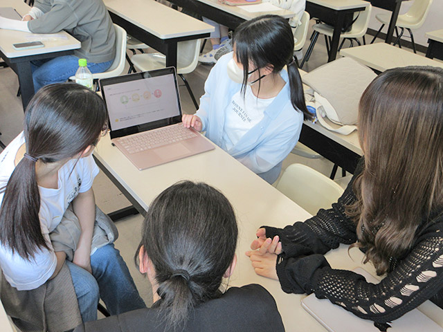 企業研究の結果を共有している様子