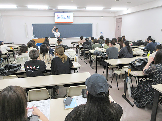 多摩地域の企業に関する講義の様子