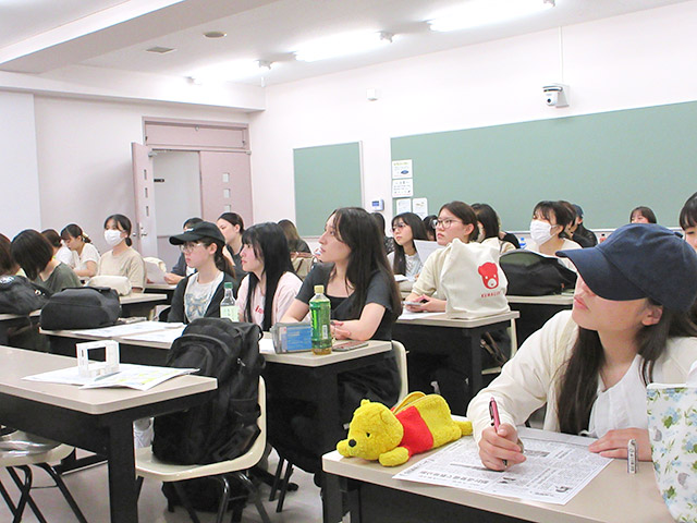 真剣に話を聞いている学生たち