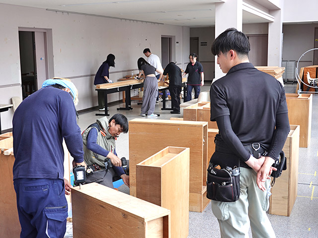 建設会社の職人にも制作に協力いただきました