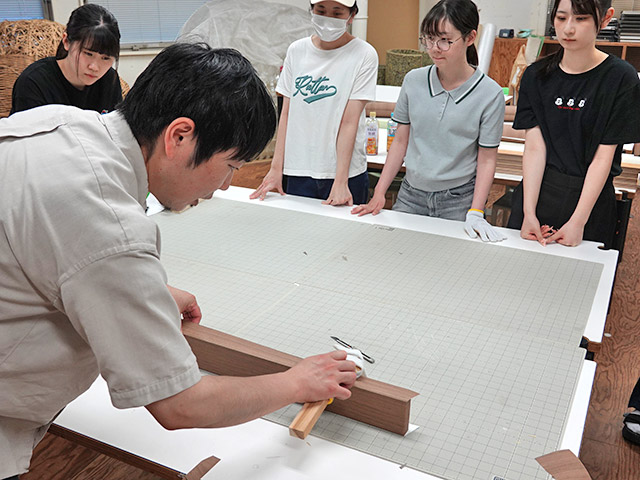 教員に材料の仕上げ方法を教わります