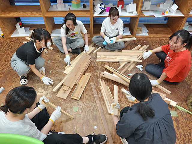 グループで手順を考えながら作業を進めます