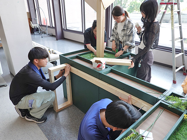 2号館2階廊下「Kakuregi」制作風景