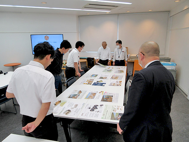実施案に関する資料を見る様子