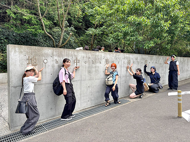 建物の大半が地下に埋設された地中美術館 自然光とアートの融合が楽しめます！