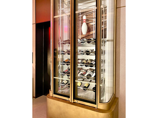 17Fエレベーターホールにはかつてこの地にあったボウリング場の記憶を受け継ぐディスプレイがありました