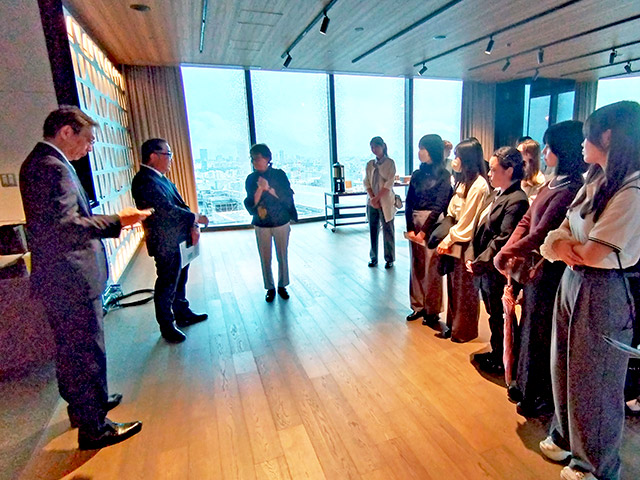 17FJAM17 DINING&BARファンクションスペースに集合、両ホテルの概要説明をしてくださいました。あいにく当日は雨でしたが、窓の外には山水画のように東京のスカイラインが広がっていました