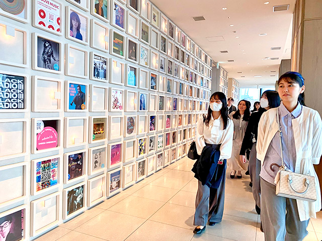 通路沿いのレコードウォールにはLPジャケットが並ぶ、レコードウォールにディスプレイされているレコードの楽曲や、新宿のまちのレコードショップがセレクトした楽曲をGROOVE MUSICとしてテーマ毎にプレイリストをSpotifyで公開中とのこと