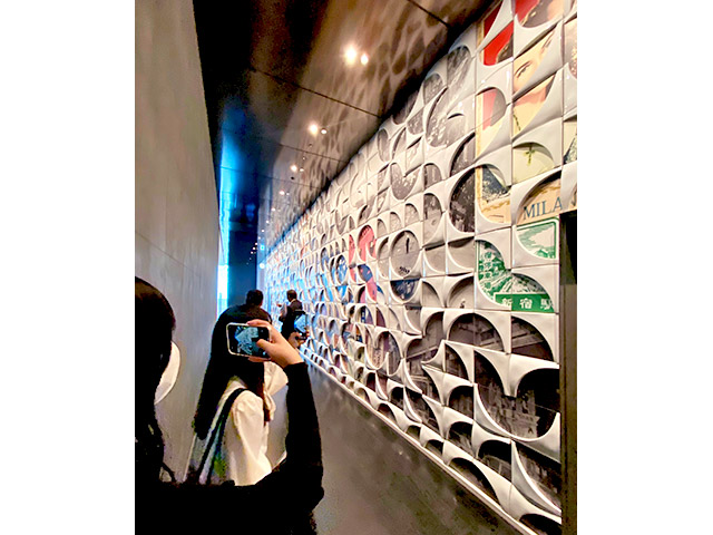 18Fレセプションに続く通路には、新宿の歴史を映し出すヒストリーウォールが施されていました。長い歴史の中で独自の大衆文化を育んできた新宿の多様性や鮮やかなエネルギーを感じられるシーンが展開します