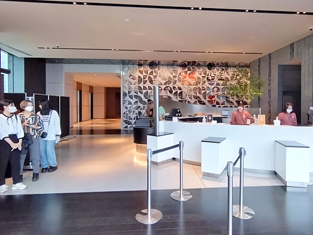 カジュアルで軽快なレセプションには、自動チェックイン機も設置されていました