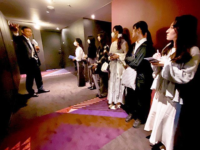 客室廊下は、かつてこの場所にあった「ミラノ座」の外壁カラーがベースだそうです