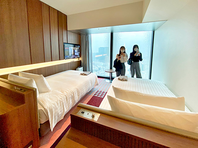 スーペリアツインルームの窓側天井にはシルバーのクロスが施され、街の明かりを反射してにぎわいも体感できます