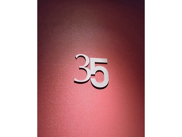 サインは異なる字体を組み合わせ、ミッドセンチュリーモダンのデザイン様式から生まれたフォントで新宿の多様性を表現