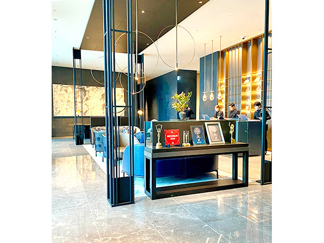 「BELLUSTAR TOKYO」のレセプションゾーンは、季節で変わる上質な香りに満ちており、五感をくすぐるおもてなしを感じました