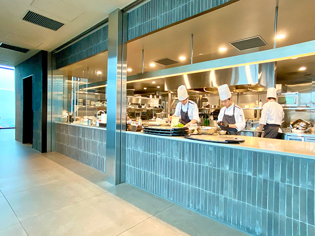 Restaurant Bellustarへは、ライブ感が伝わるオープンキッチン前を通ってレストランに入る順路となっています