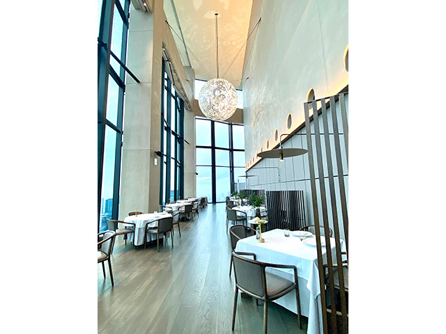 3層吹抜けのレストランには、現代美術家の大巻真嗣（おおまきしんじ）氏のアート作品が 美しい光と影の演出をしています