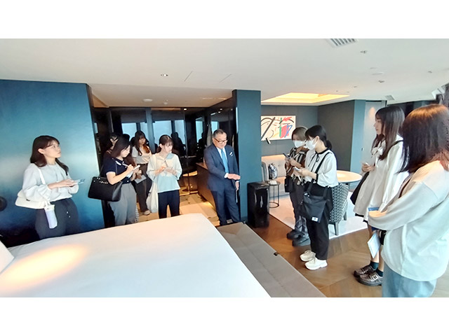 スタジオプレミアキングルームのベッドサイド