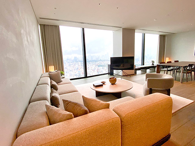 ペントハウスルームのLDKゾーンの大きな窓からは、東京のスカイラインを一望