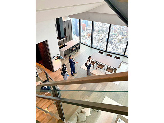 メゾネットタイプの天井高と広さは想像を超える迫力です