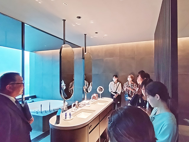 美しいダブルベイシンが設えられた洗面・バスゾーン