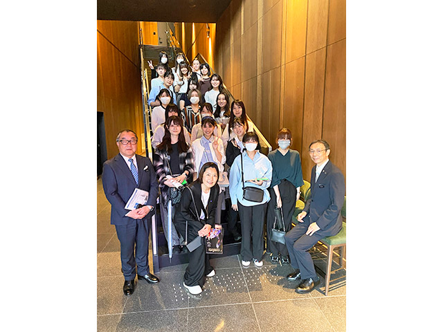 見学の終わりに、総支配人様・副総支配人様と学生たちとの記念撮影をさせていただきました