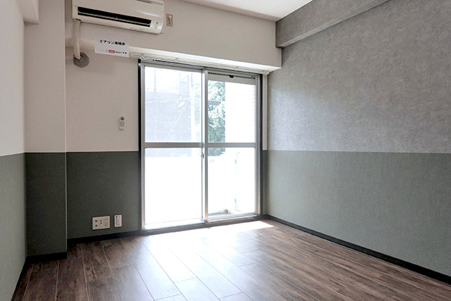 水平線のようなひろがりを感じさせる壁面デザイン