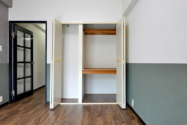 上下2色で貼り分けた壁紙が部屋を取り囲んでいます