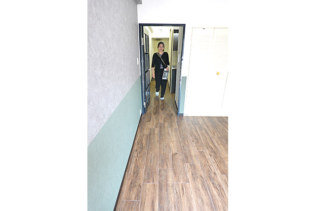 玄関から連続する床パターンが奥行き感を演出します