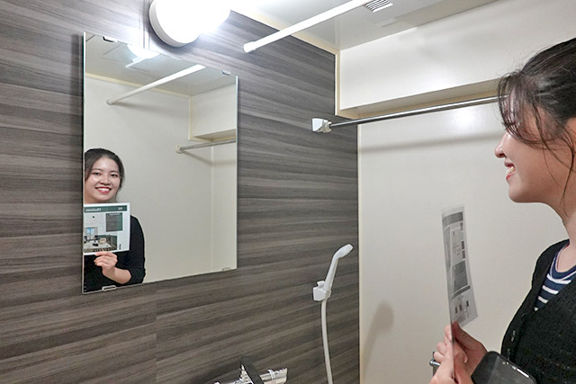 浴室のアクセントウォールは同系色の木目調で