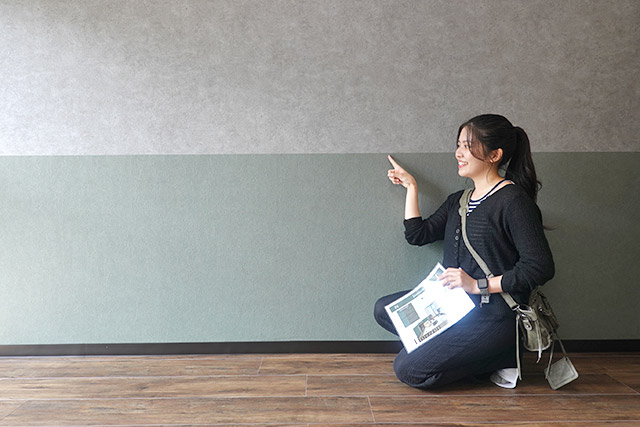 床に座ったときの目線の高さで壁紙を貼り分けています