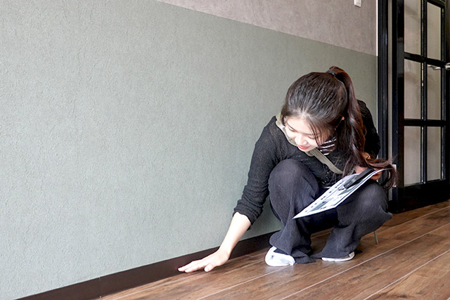 壁や床材に直接触れて実際の質感を確かめます