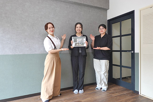 課題に取り組んだ学生たちと一緒に