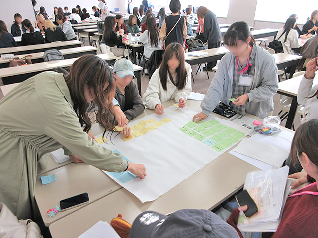 意見(単語)をまとめる様子