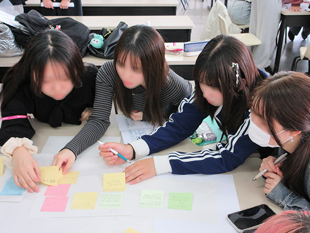 意見(単語)をまとめる様子