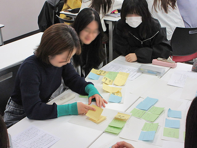 意見(単語)をまとめる様子