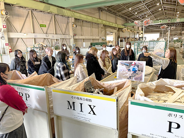 実際の廃棄物を手に取りながら、さまざまな再生方法の解説を受けます