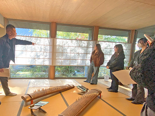 和室の窓辺には庭の竹の繊細な葉影が映ります