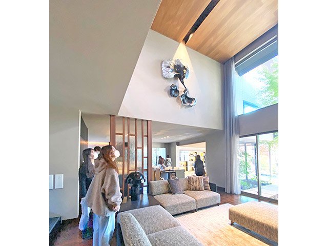 アートと住まう「紫門さんち」にて、圧巻の天井高の吹き抜けにアートが映え、外部との一体感に感動します
